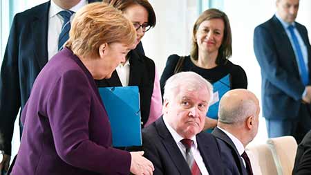 آنگلا مرکل و وزیر کشور آلمان